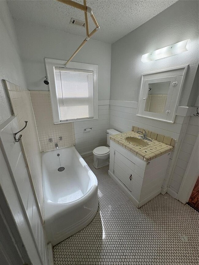 Photo - 915 W 29th St