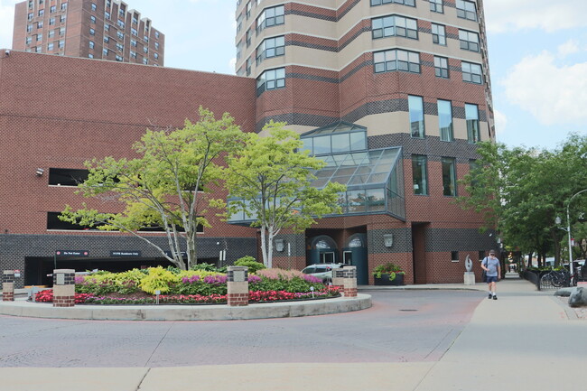 Building Photo - 3660 N Lake Shore Dr Unit 2106