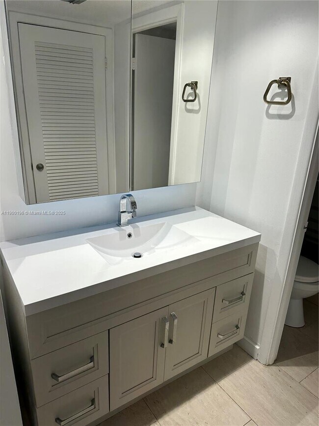 Photo - 6039 Collins Ave Unidad 1212