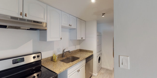 Kitchen - 1015 P St NW Unit 4