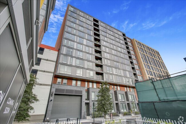 Building Photo - LUXURY LIVING - Fabulous 1 Bed/1 Bath cond... Rental