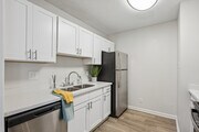 2BR, 1BA - 962SF - Kitchen