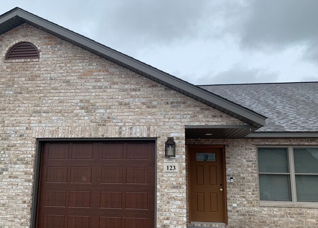Building Photo - 121-127 Stone Court Unit 123