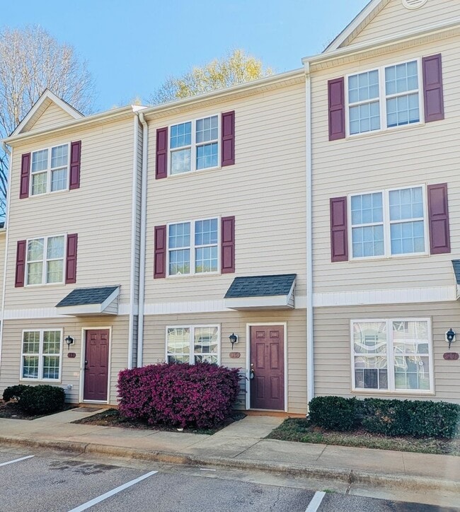 Building Photo - Great Rental Close to NC State