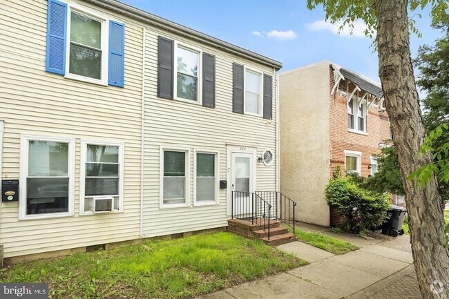 Building Photo - 325 E 13th St Rental