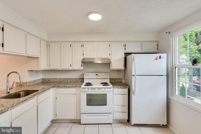 Photo - 2841 Shepperton Terrace