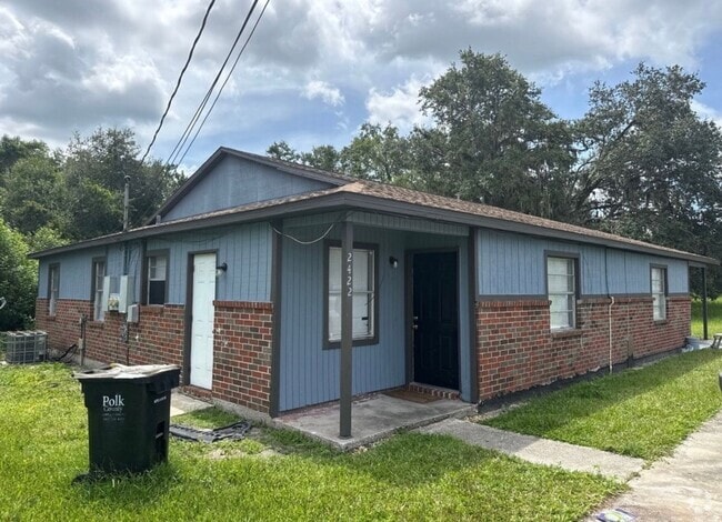 Building Photo - Three Bedroom Two Bath in the Combee Settl... Rental