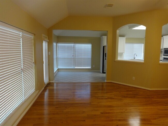 Photo - 104 Laguna Pointe Dr