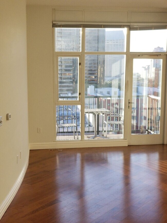 Photo - Downtown  1-Bed plus Loft 1bath 1 parking ... Unidad 1111