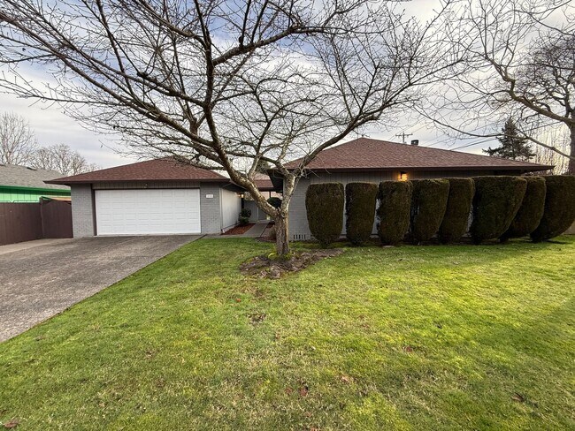 Amazing 2 Bd 1 Ba home in Aloha! Large bac... - Amazing 2 Bd 1 Ba home in Aloha! Large bac...