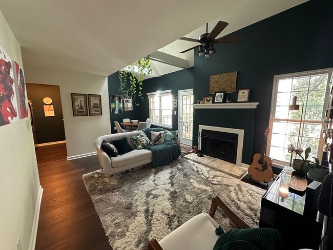 Building Photo - Charming 2-Bedroom Loft-Style Condo in a P... Unit 103