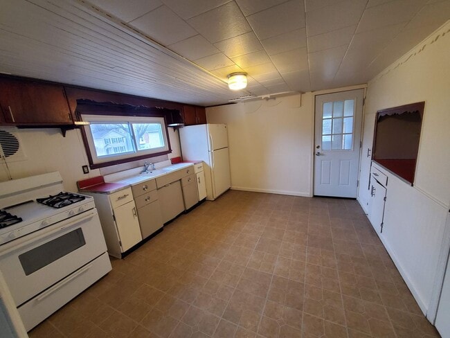 Photo - Large 2 Bedroom 2nd Floor Apartment Availa... Unit 15 Lorenzo St Up