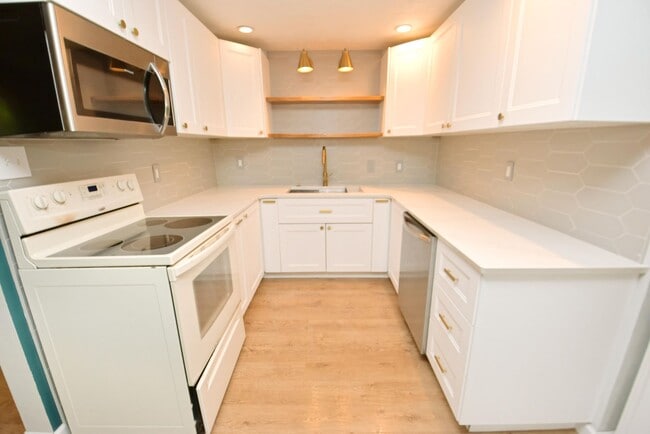 Photo - 124 N Holiday Dr