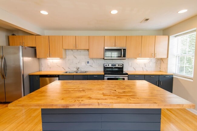 Photo - 3 Bedroom Home with Spacious Back yard Close to NCSU!