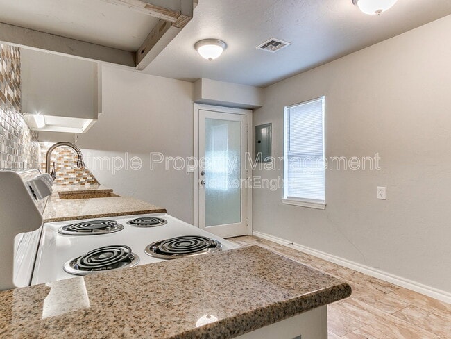 Photo - 512 W Lockheed Dr