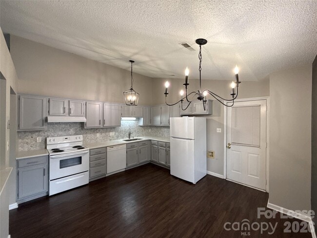 Photo - 5919 Hunters Crossing Ln