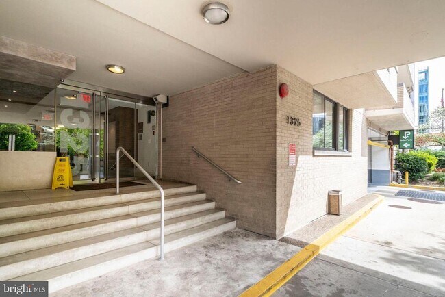 Building Photo - 1325 18th St NW Unit 807