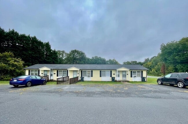 Building Photo - Must see this Adorable 1 bedroom 1 bath apartment . Located in Dallas