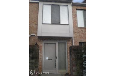 Building Photo - RENOVATED 2 LEVEL TOWNHOUSE WITH UPDATED ...