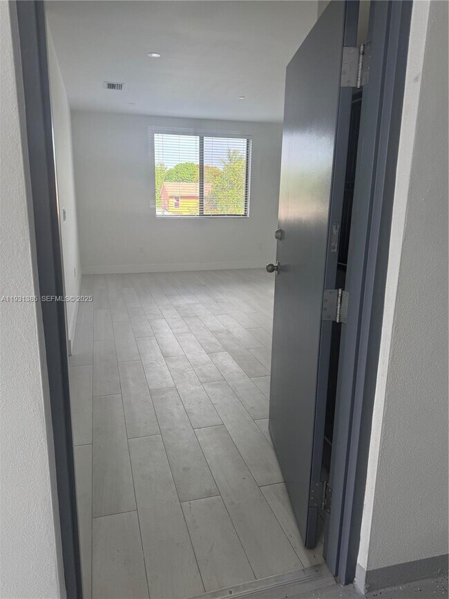 Photo - 1091 E 17th St Unidad 402