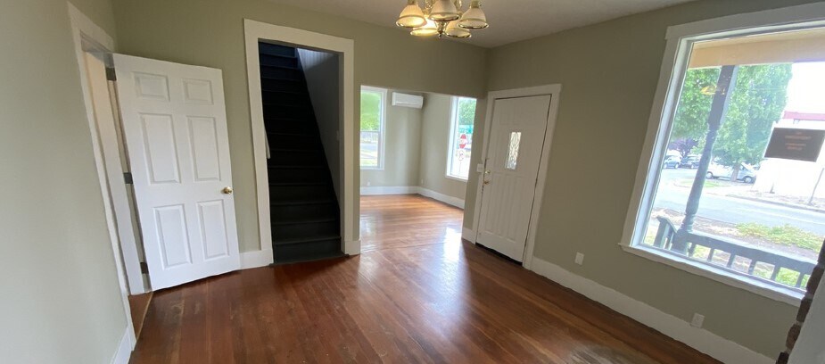 Photo - 301 Shipping St NE