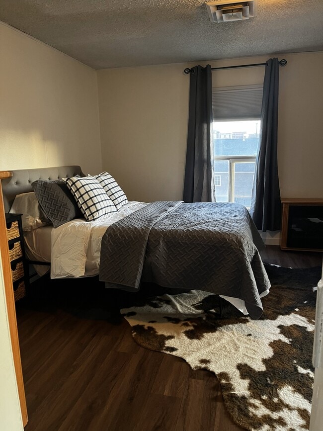 Building Photo - 500 Sycamore St Unit B