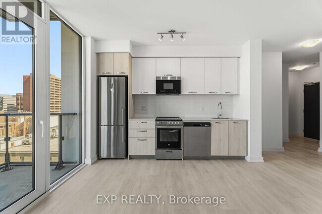 Photo - 75 James St S Unit 1025