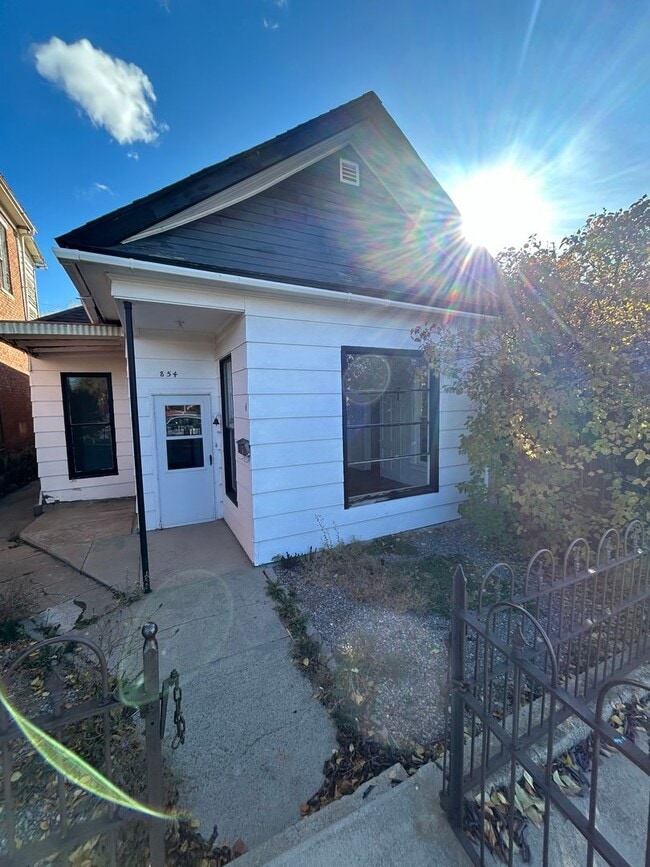 Building Photo - 854 S Main St