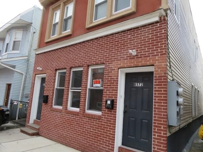 Photo - 572 Nassau St Unit 2