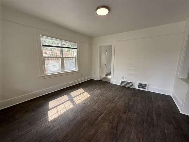 Building Photo - 2333 SW 6th Ave Rental