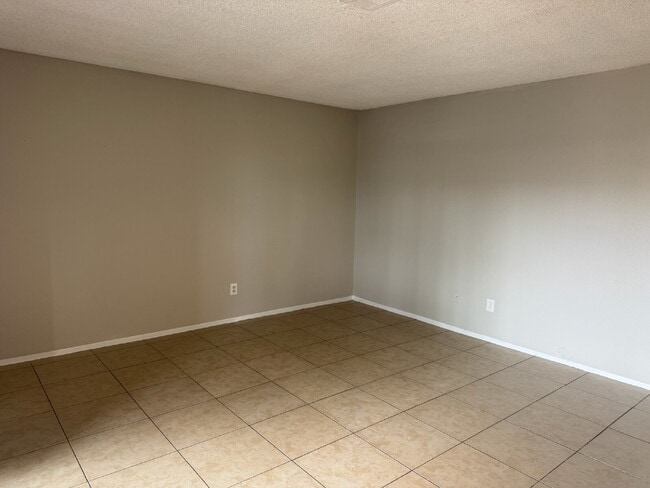 Photo - 3 Bed / 2 Bath Apartment Available in East Las Vegas Unit 16C