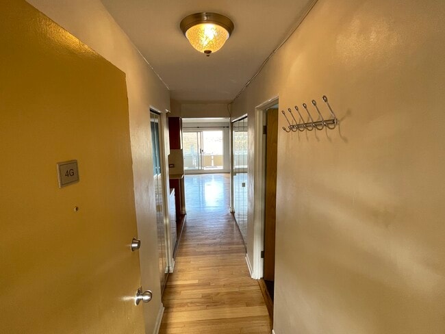 Welcome Home! Entry Hallway. - 530 W Barry Ave Unit 4G