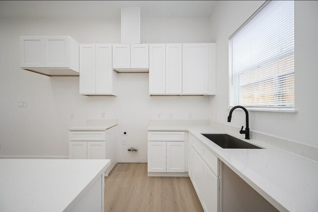 Photo - 8203 Sparta St