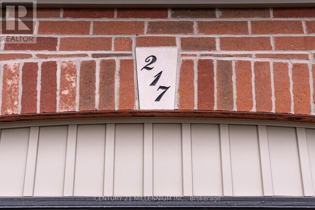 Photo - 217 King St S