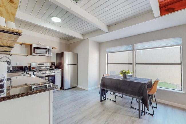 Photo - 724 Truman St NE