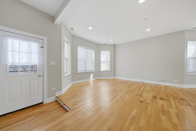 Photo - 4742 N Sawyer Ave Unidad 2