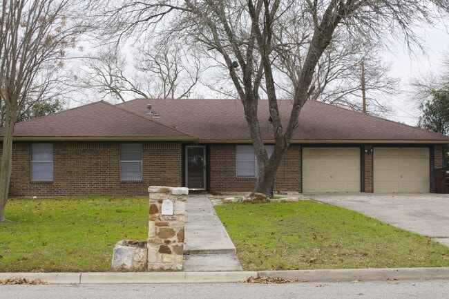 Spacious 4 Bedroom Home with multiple livi... - Spacious 4 Bedroom Home with multiple livi...
