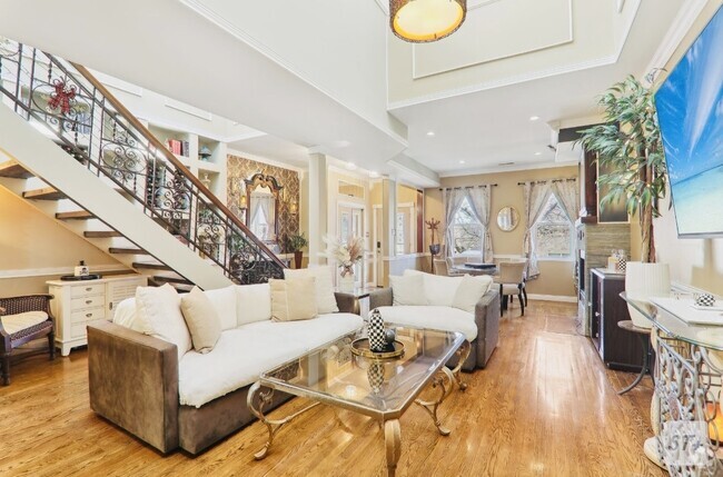 Building Photo - 708 N Rockwell St Unit Penthouse