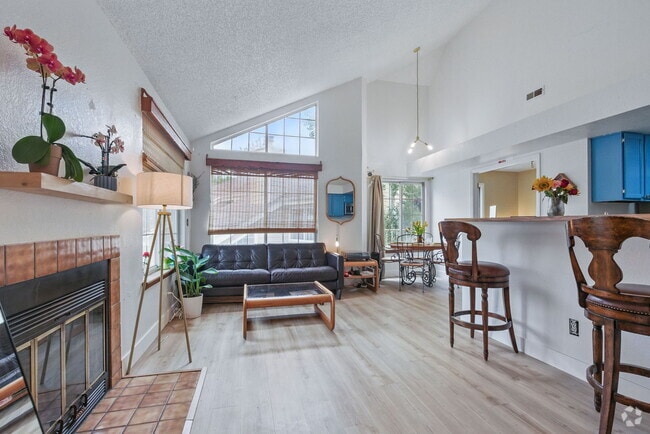 Building Photo - 6076 Gunbarrel Ave Unit F Rental