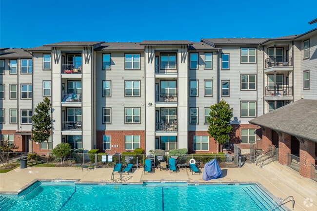 Alternar - Churchill at Champions Circle