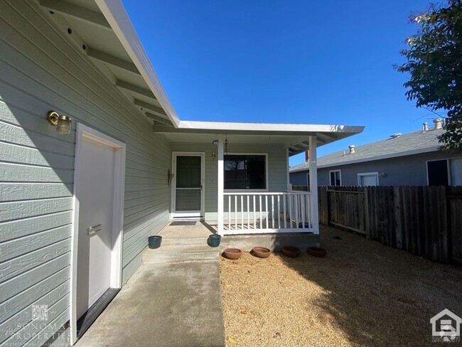 Building Photo - Updated 3bd/2ba Duplex! Rental