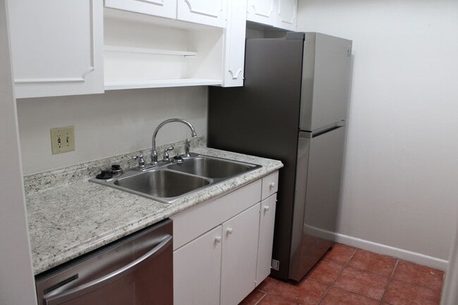 Photo - RENOVATED 2-BEDROOM CONDO AT THE GEORGIAN