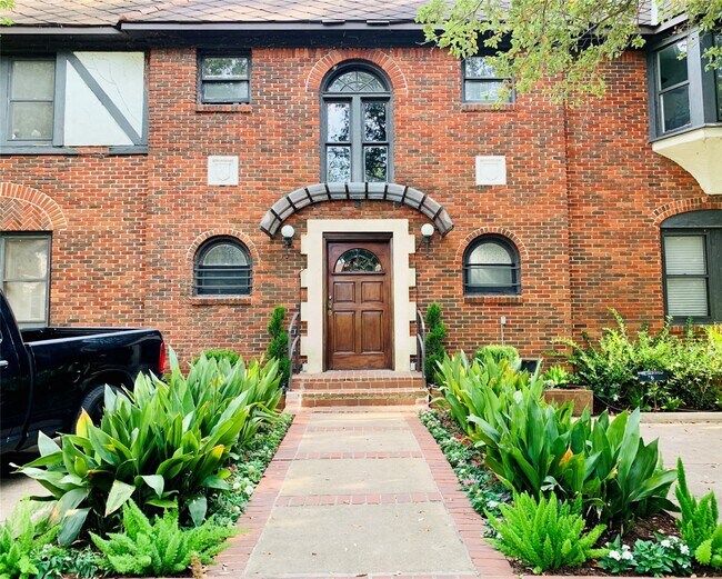 Building Photo - 429 Hawthorne St Unit 1