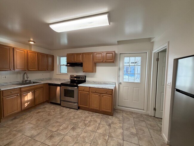 Building Photo - 1736 Main St Unit 1736-2