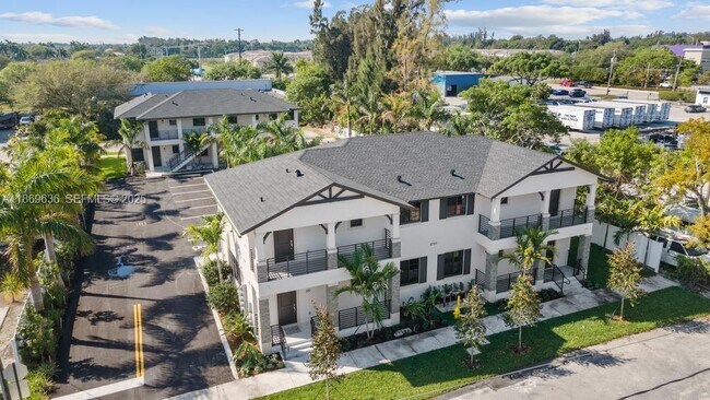 Building Photo - 5750 SW 44th St Unit 201