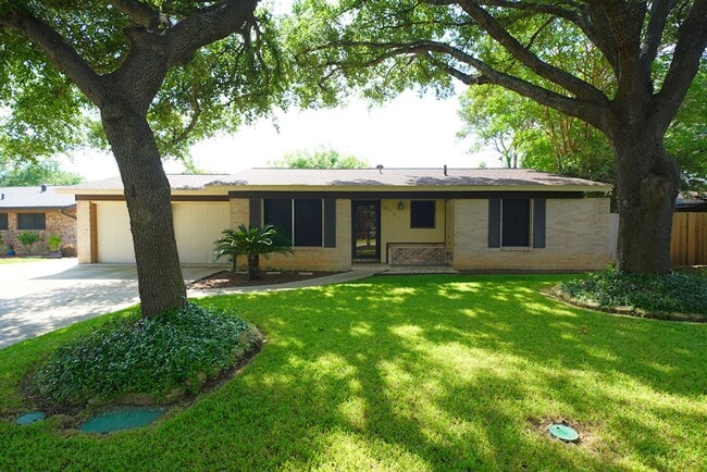 Building Photo - Updated Northeast Park Home Near Loop 410 - Realtor Commission: $500