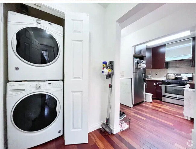 Building Photo - 7117 162nd St Unit 1F Rental