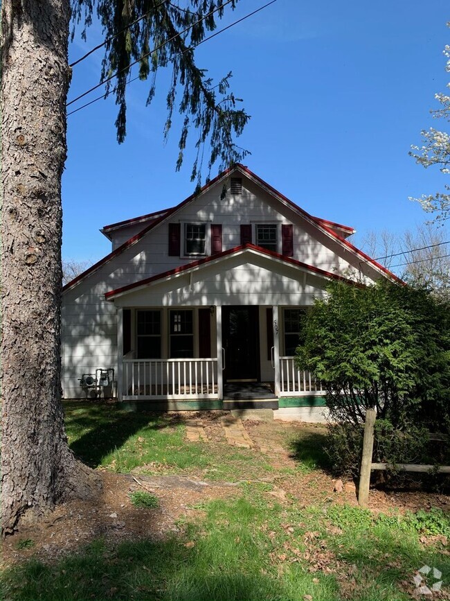 Building Photo - 507 S Lewis St Rental