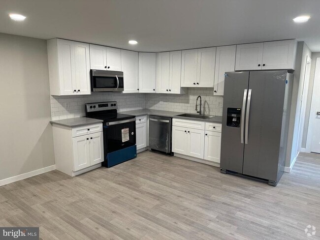 Building Photo - 7028 Ridge Ave Rental
