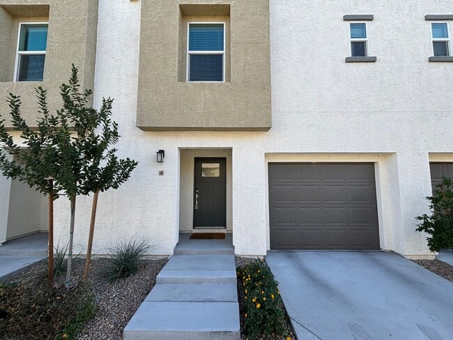 Building Photo - Beautiful 3Bed/3Bath Townhome located in E...